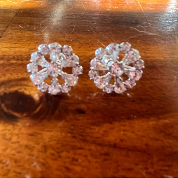 Elegant Vintage Set of Rhinestone Crystal Earrings & 2 Pins - Picture 3 of 6